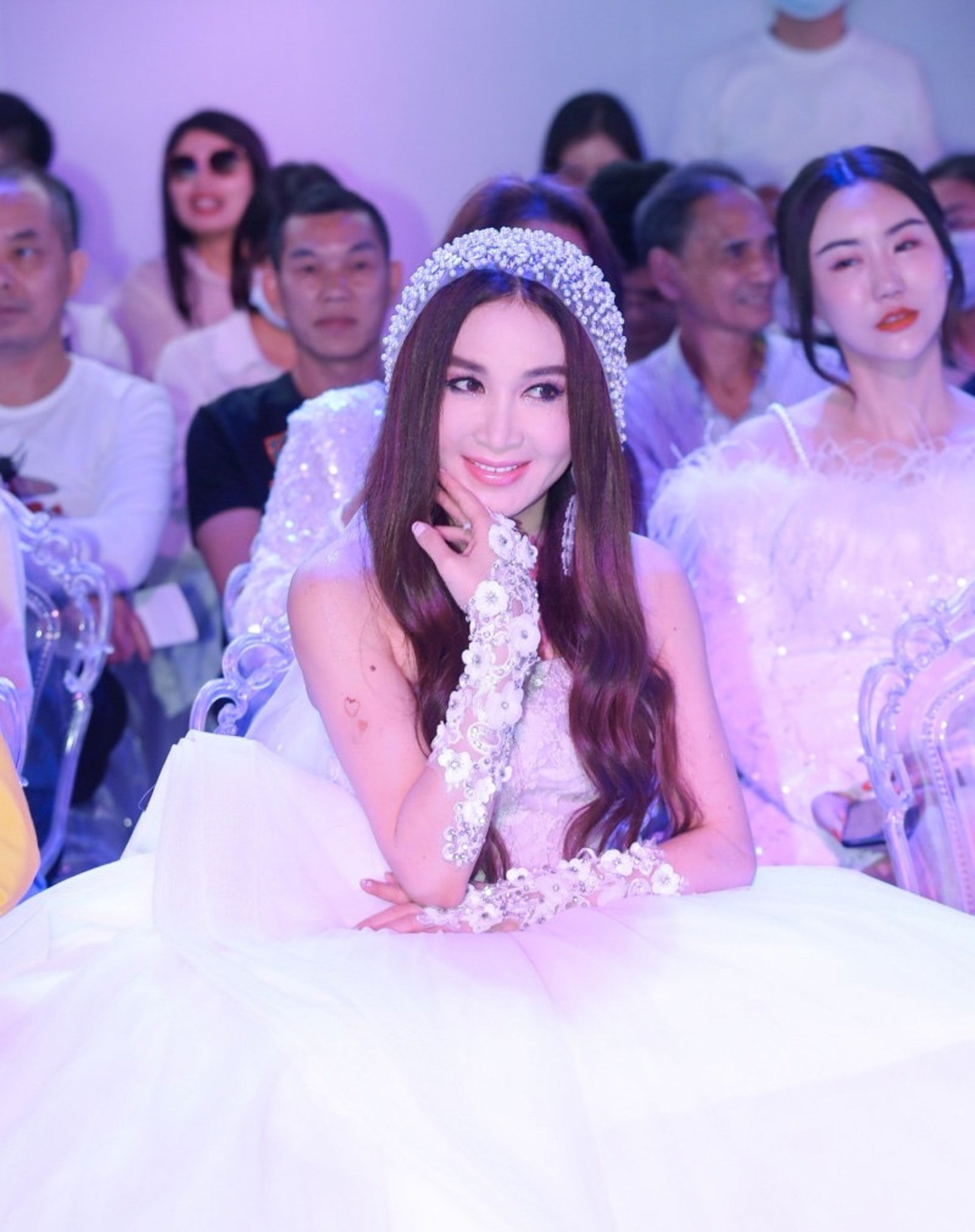 的时装秀活动,并亲身试穿走秀,为合作伙伴代言,外界都称温碧霞"有情有