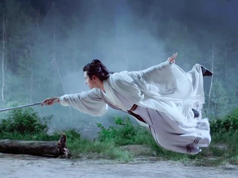 此处夸一下电视剧《山河令》里饰演周子舒的张哲瀚,他拔白衣剑出招