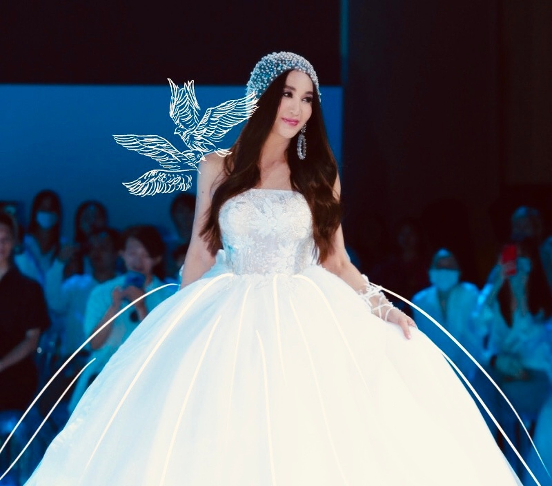 55岁温碧霞参加时装走秀,穿一袭白色婚纱惊艳全场,少女感十足