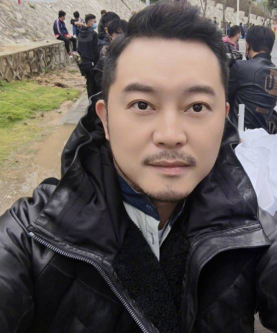 沙溢比划蒙娜丽莎昔日的军艺校草一键切换油腻大叔