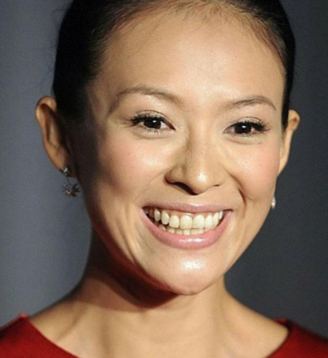 章子怡在没有修图和美颜的情况下,其长相也是一般的,而且眼角的皱纹也