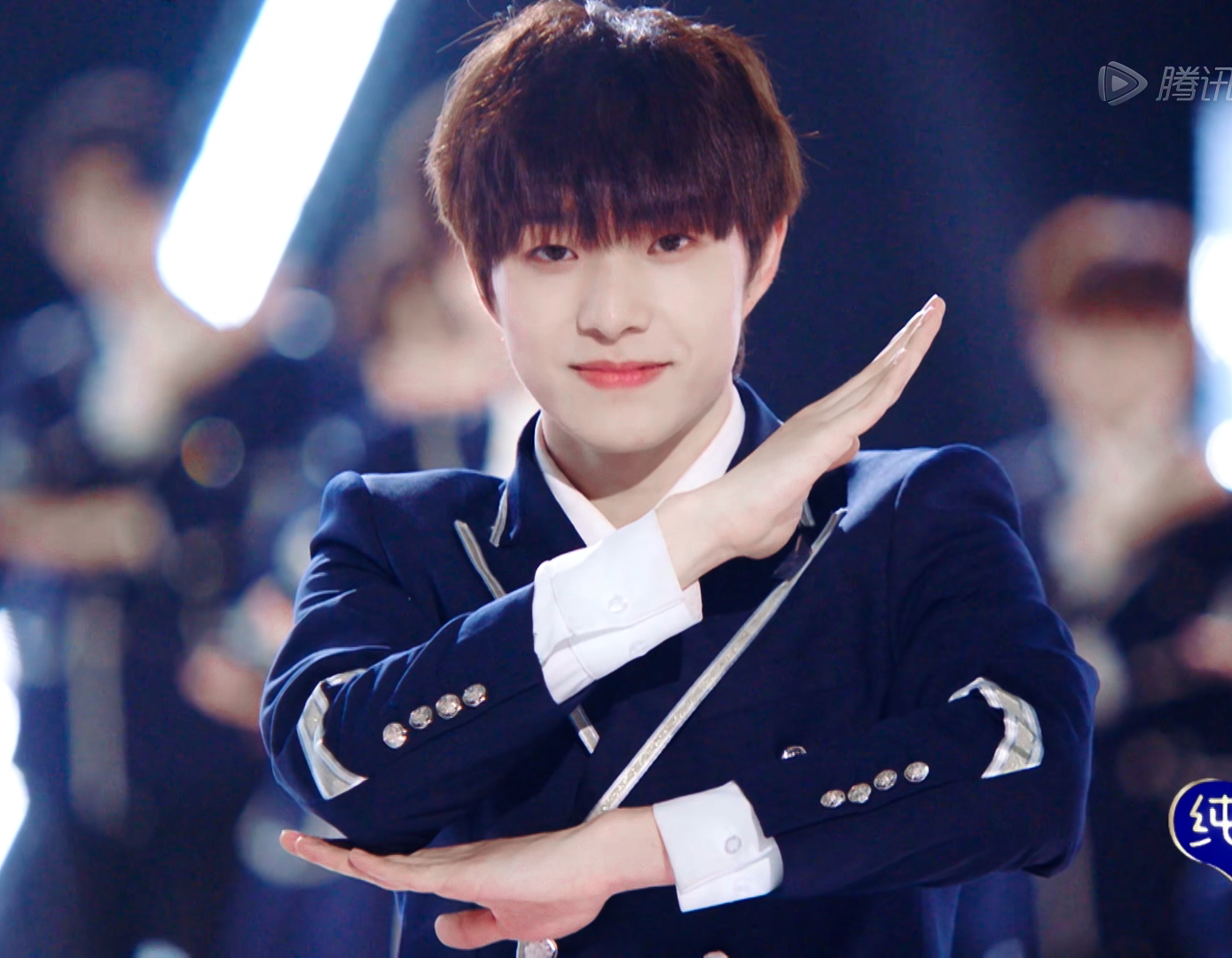 张欣尧百万粉丝福利开跳女团舞 化身创造营tony为甘望星做造型