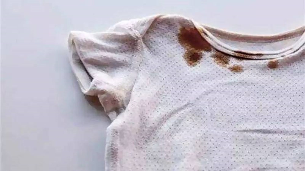 宝宝衣服上奶渍,蛋黄咋清洁?从小婴儿到青春期,"妙招"各不同