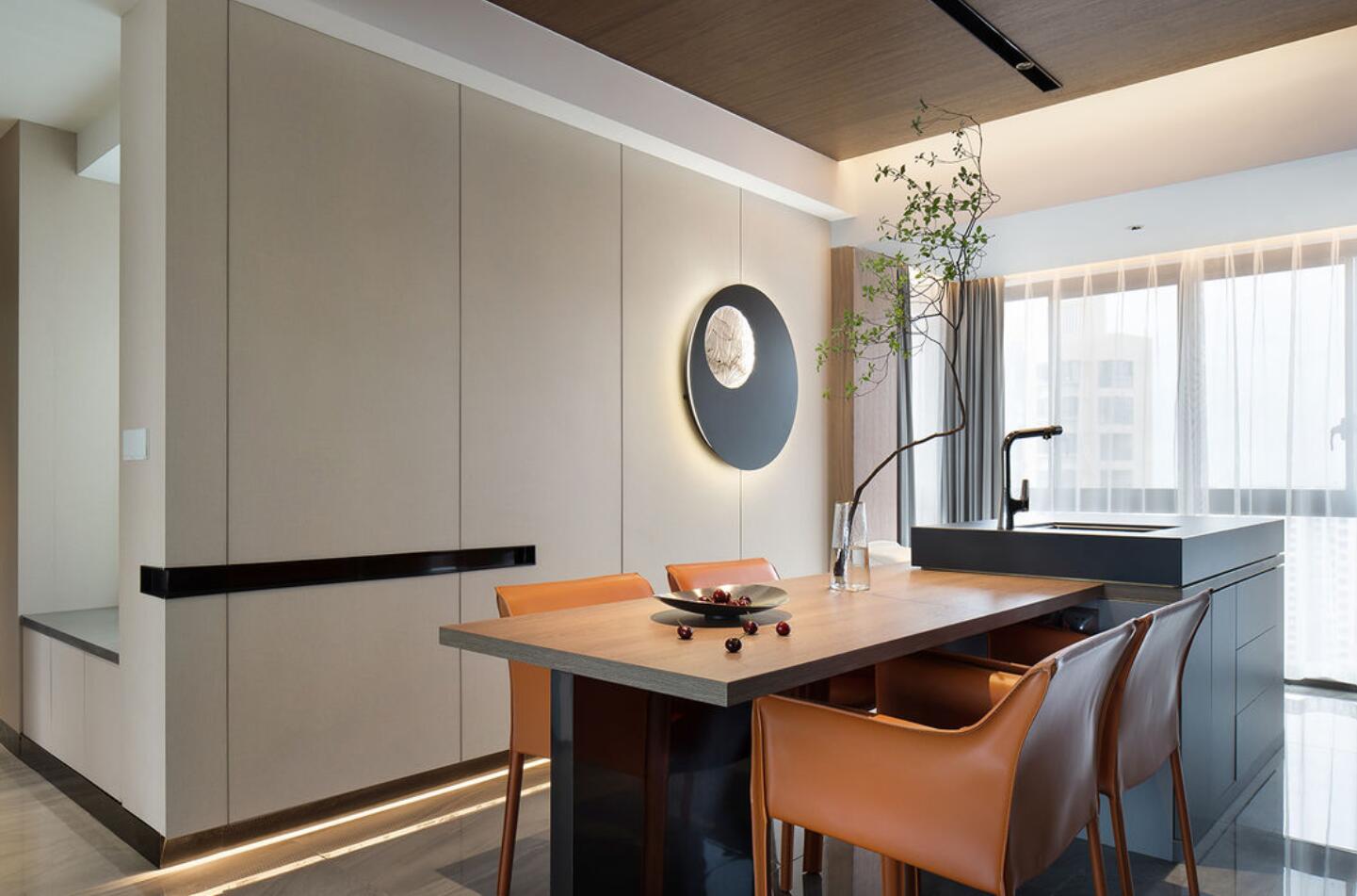 沙发墙做柜子越来越普遍,不是大横厅也可以,看他家就很实用