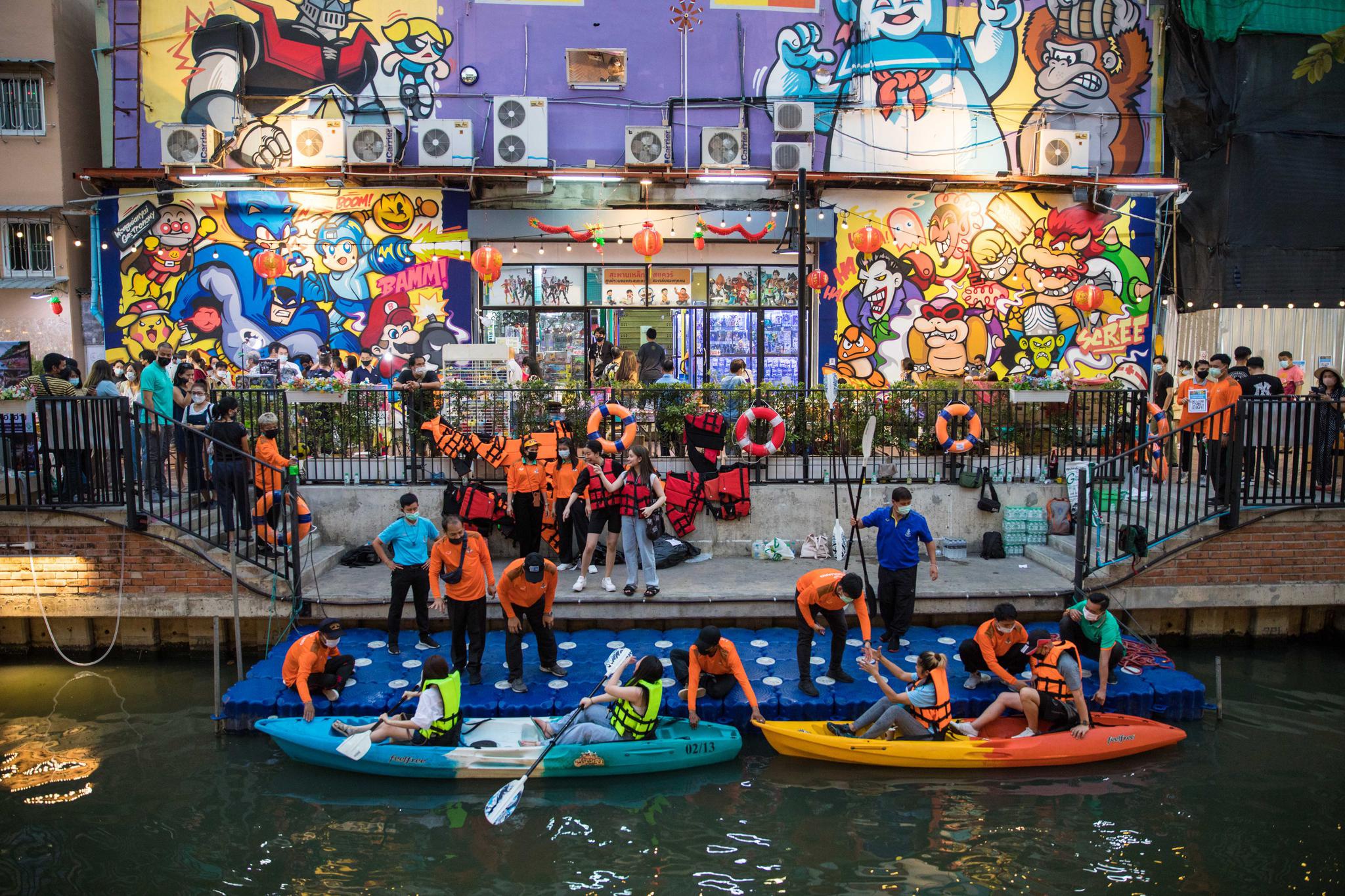 3月19日,游客在泰国曼谷翁昂步行街体验皮划艇漂流.
