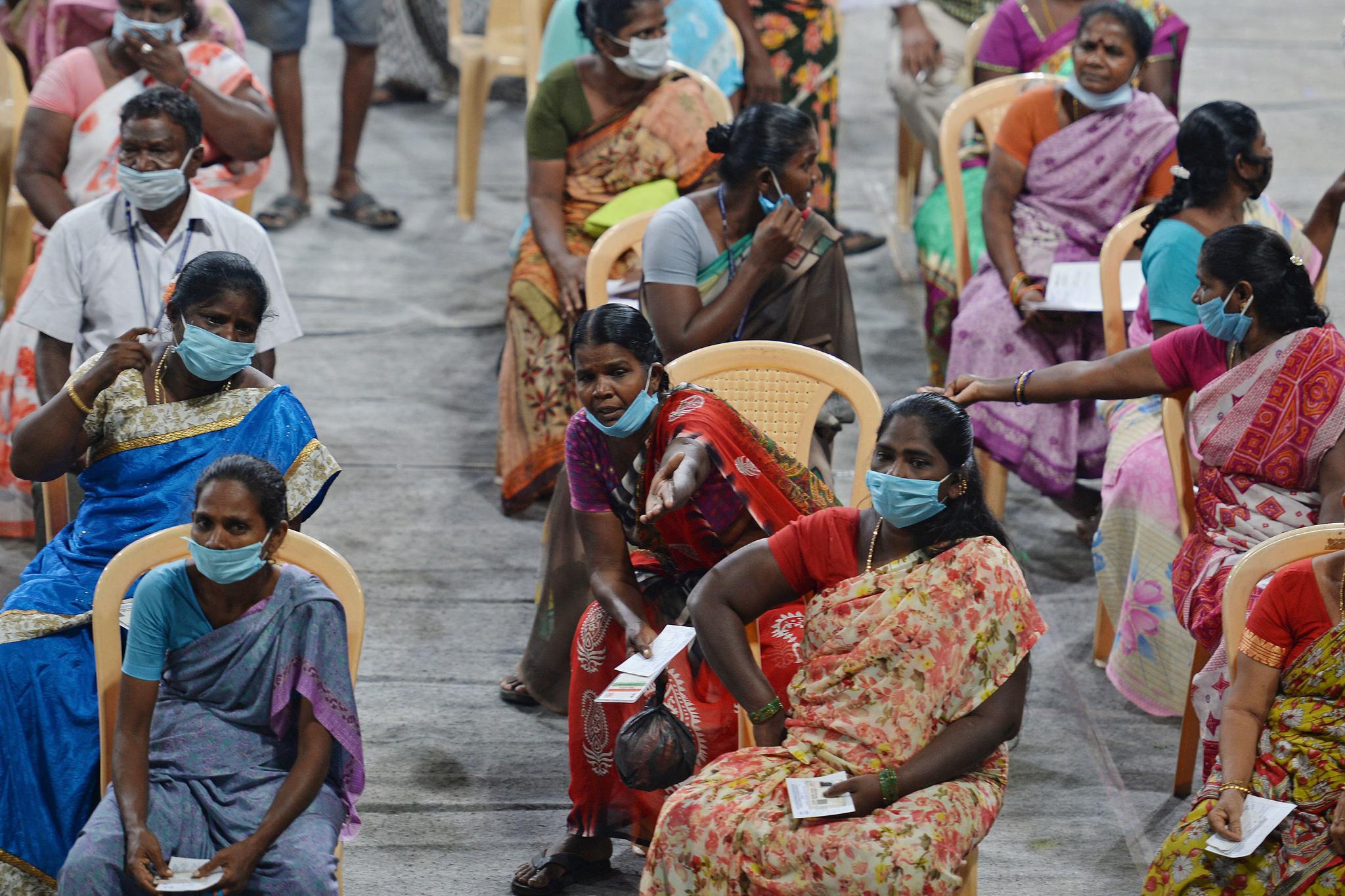 3月20日,人们在印度金奈排队接种新冠疫苗