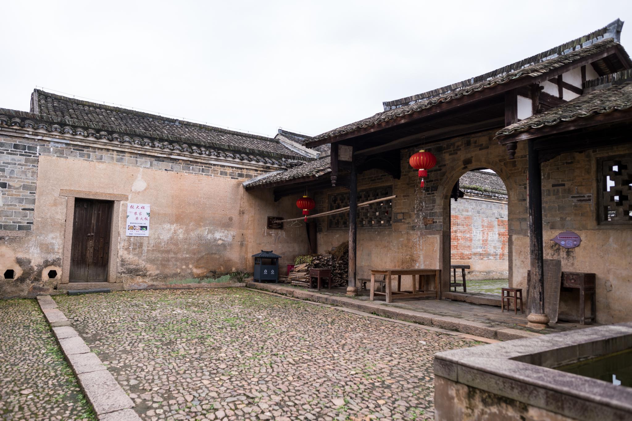 龙南关西新围我国保存完好的客家围屋代表距今200多年