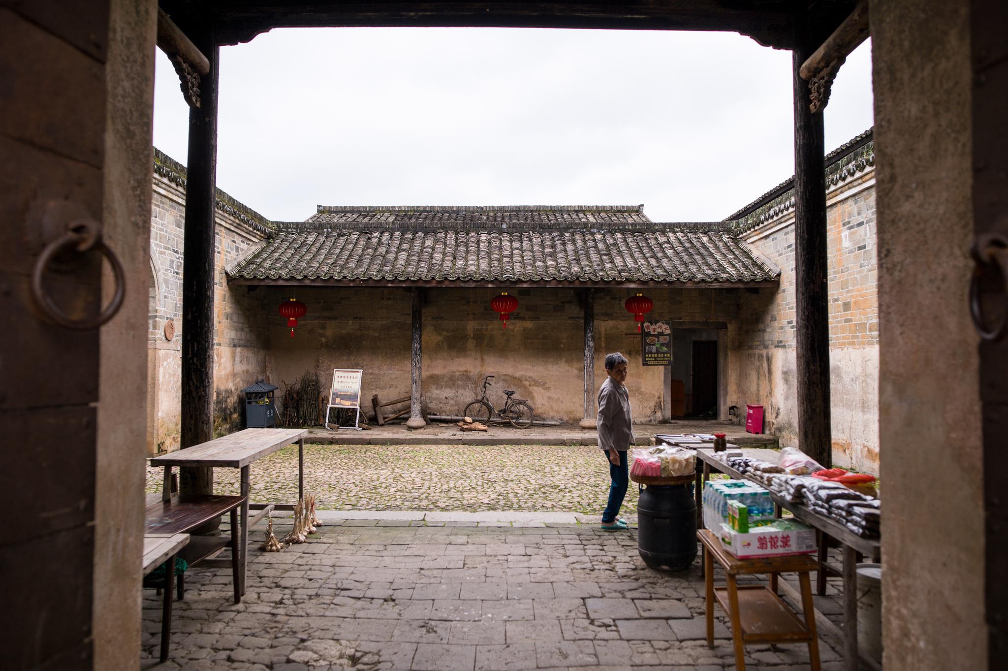 龙南关西新围我国保存完好的客家围屋代表距今200多年