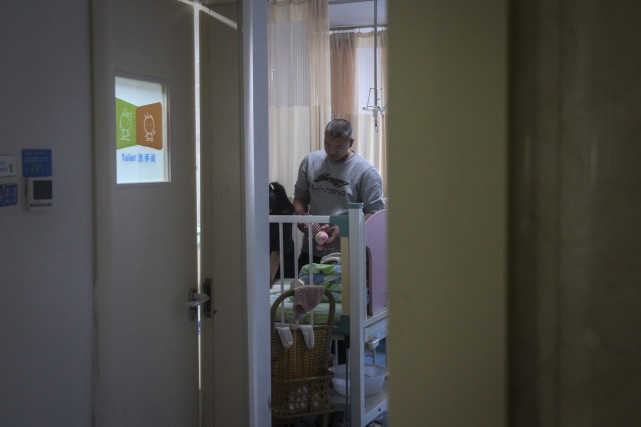 一个月内母亲去世女儿也生命垂危，男子在医院楼梯间崩溃痛哭休闲区蓝鸢梦想 - Www.slyday.coM