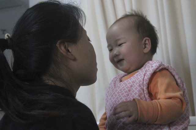 一个月内母亲去世女儿也生命垂危，男子在医院楼梯间崩溃痛哭休闲区蓝鸢梦想 - Www.slyday.coM