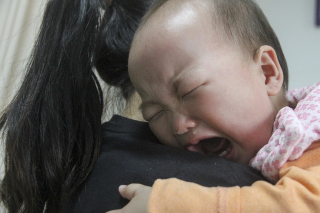 一个月内母亲去世女儿也生命垂危，男子在医院楼梯间崩溃痛哭休闲区蓝鸢梦想 - Www.slyday.coM