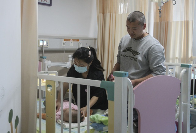 一个月内母亲去世女儿也生命垂危，男子在医院楼梯间崩溃痛哭休闲区蓝鸢梦想 - Www.slyday.coM