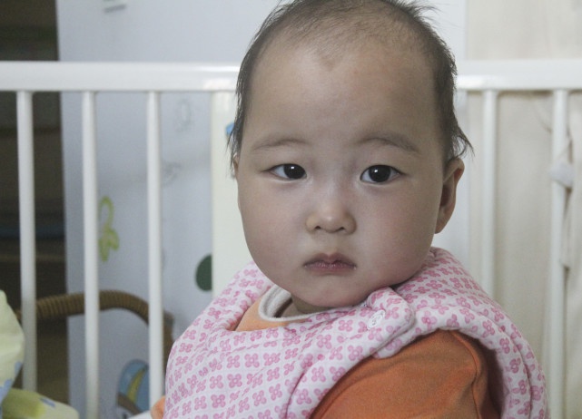 一个月内母亲去世女儿也生命垂危，男子在医院楼梯间崩溃痛哭休闲区蓝鸢梦想 - Www.slyday.coM