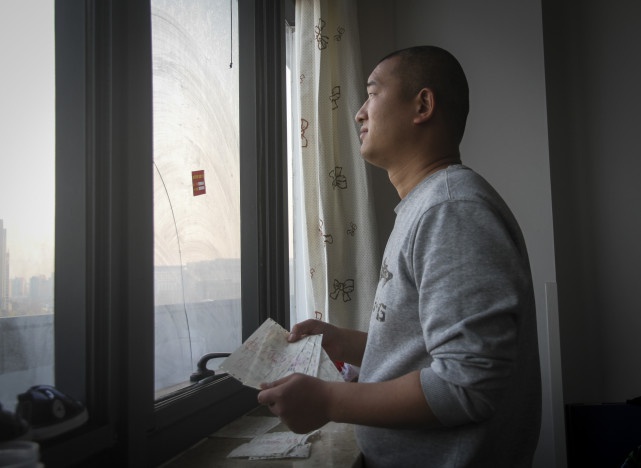 一个月内母亲去世女儿也生命垂危，男子在医院楼梯间崩溃痛哭休闲区蓝鸢梦想 - Www.slyday.coM