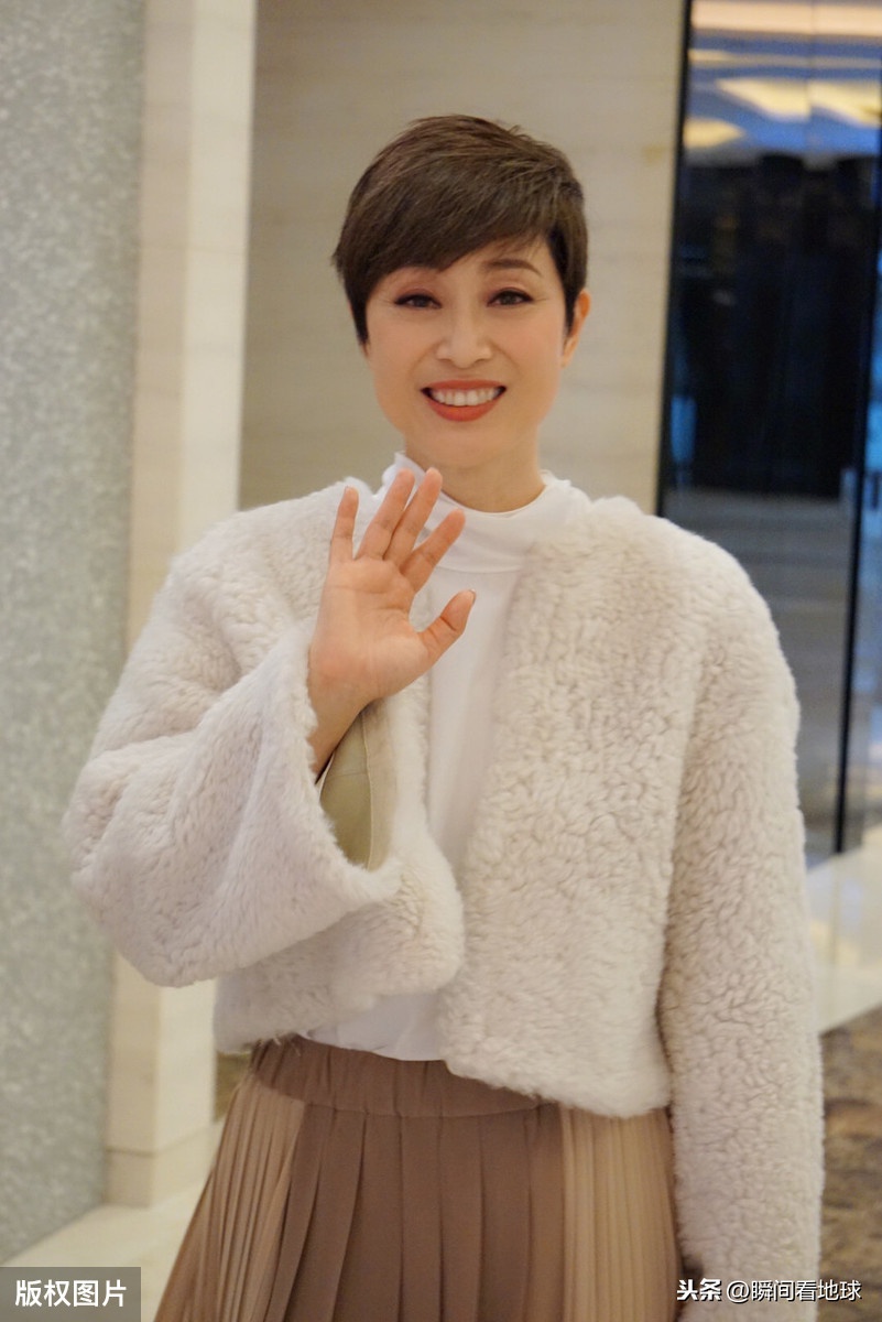 陈法蓉54岁了打扮大方得体