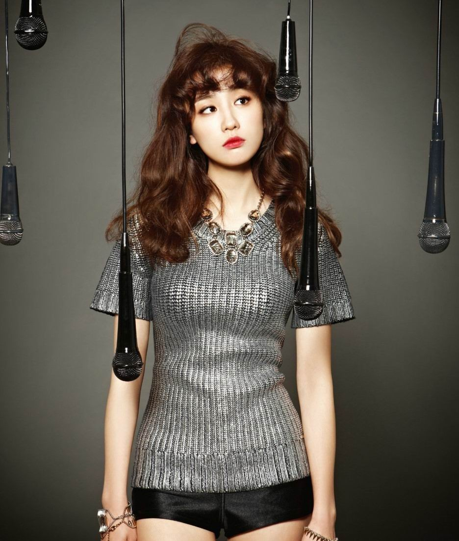 朴河宣白色衬衣搭米色开衫清新迷人穿热裤秀美腿气质太好