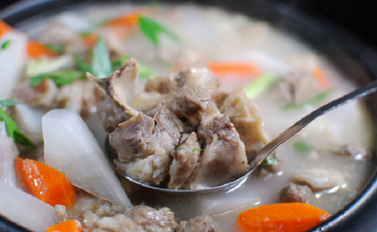 冬天炖羊肉,牢记"3不放",膻味小味道鲜,羊汤浓白不发黑