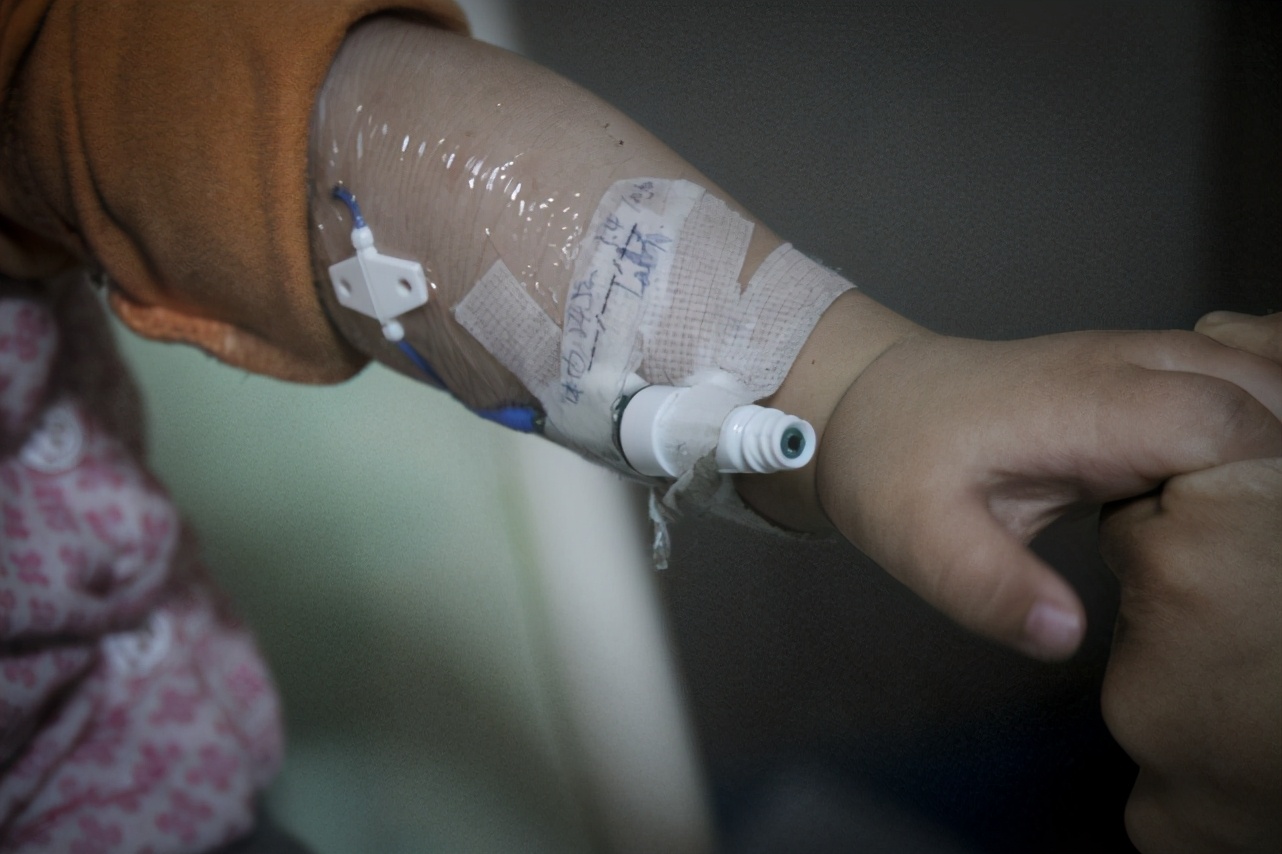 一个月内母亲去世女儿也生命垂危，男子在医院楼梯间崩溃痛哭休闲区蓝鸢梦想 - Www.slyday.coM