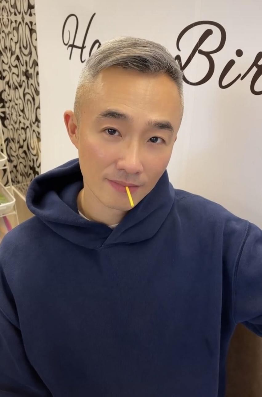 50岁程雷头发花白,瘦太多撑不起裤管,小18岁娇妻是央视主持