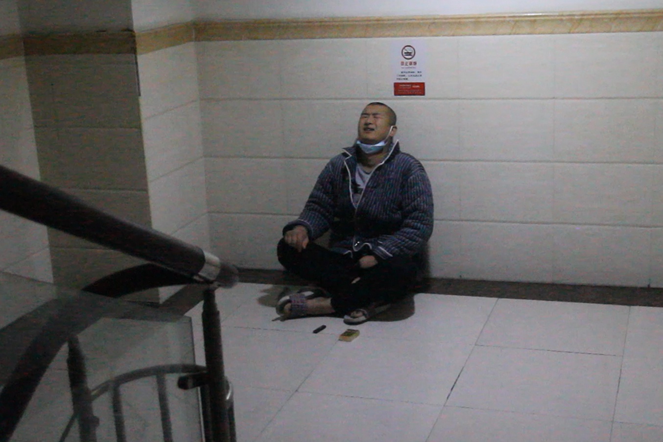 一个月内母亲去世女儿也生命垂危，男子在医院楼梯间崩溃痛哭休闲区蓝鸢梦想 - Www.slyday.coM