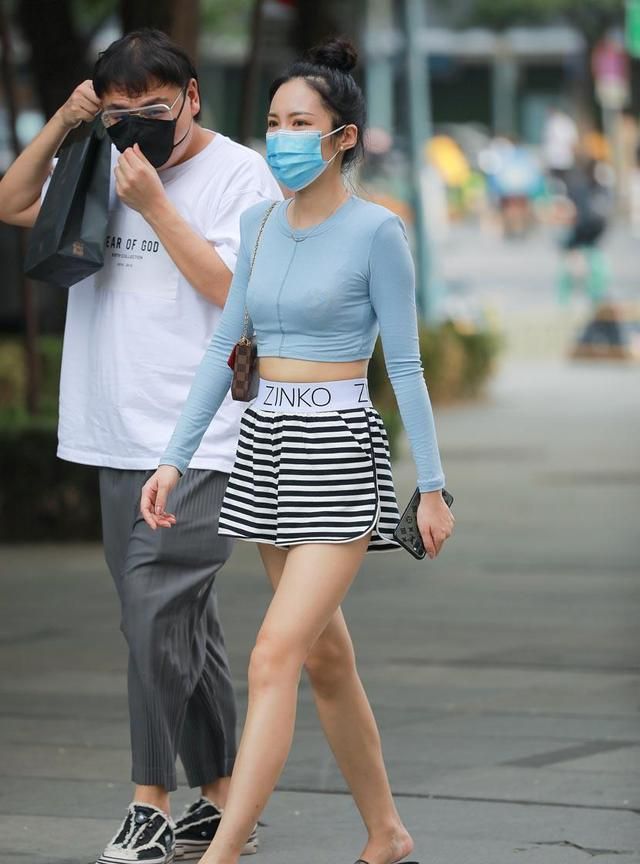 天蓝修身圆领长袖衫搭配条纹短裤,彰显甜美清纯气质