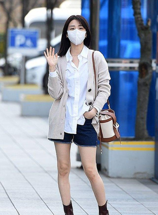 朴河宣白色衬衣搭米色开衫清新迷人穿热裤秀美腿气质太好