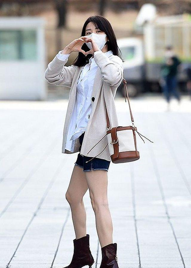 朴河宣白色衬衣搭米色开衫清新迷人穿热裤秀美腿气质太好