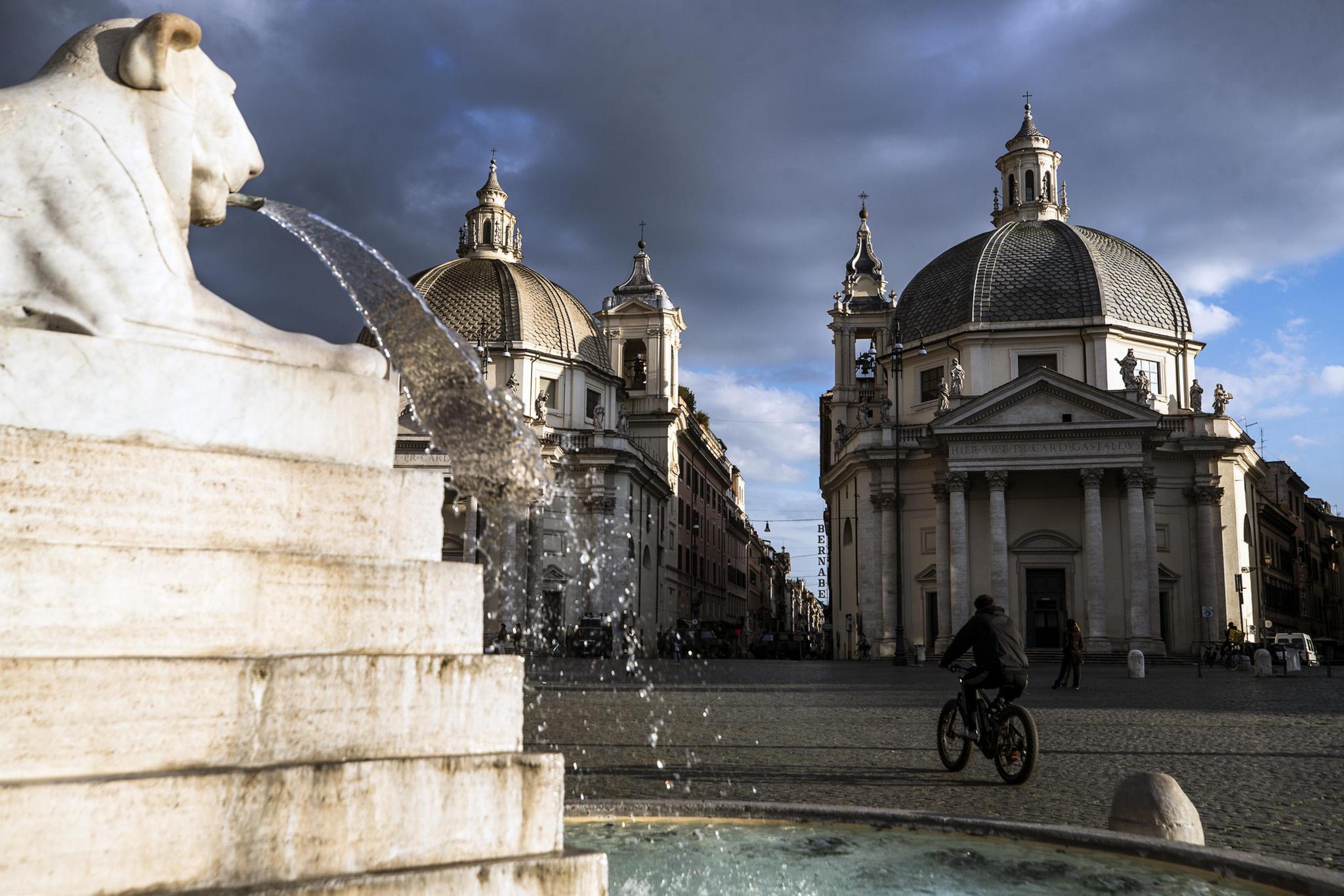 这是3月20日在意大利罗马的西班牙广场上拍摄的行人.新华社/欧新