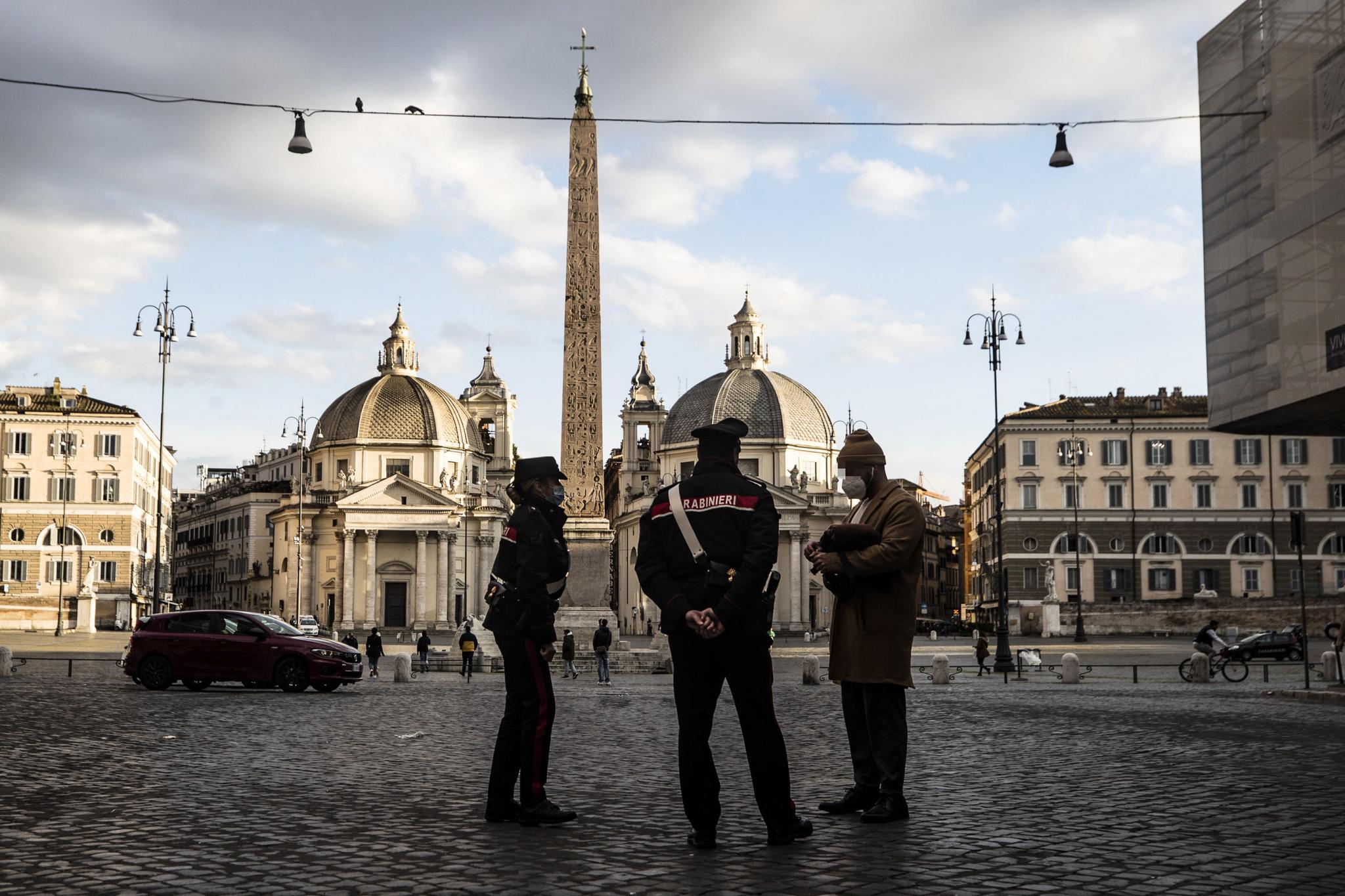 3月20日,警察在意大利罗马的波波洛广场巡逻.