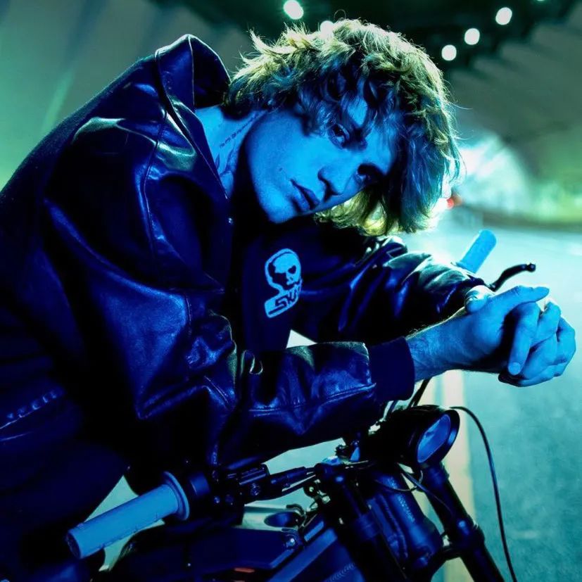 justinbieber新专辑《justice》歌曲《peaches》mv色彩斑斓,迷幻的