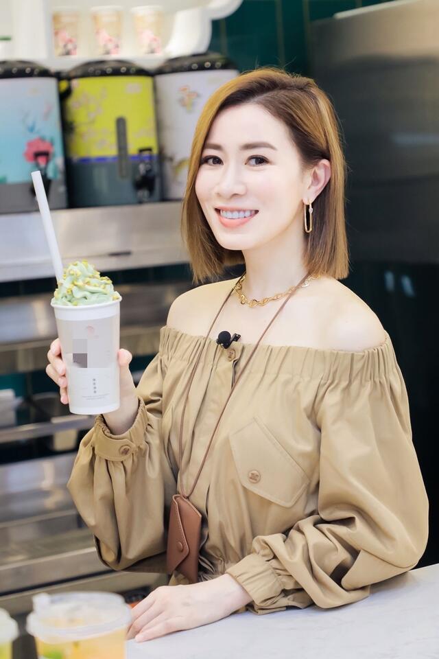 45岁佘诗曼晒近照,紧身裤太显腿长,座驾得40万普通人还买不到?