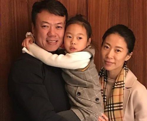 41岁妻子身居高位,5岁女儿是花滑冠军|申雪|赵宏博|滑冰_新浪新闻