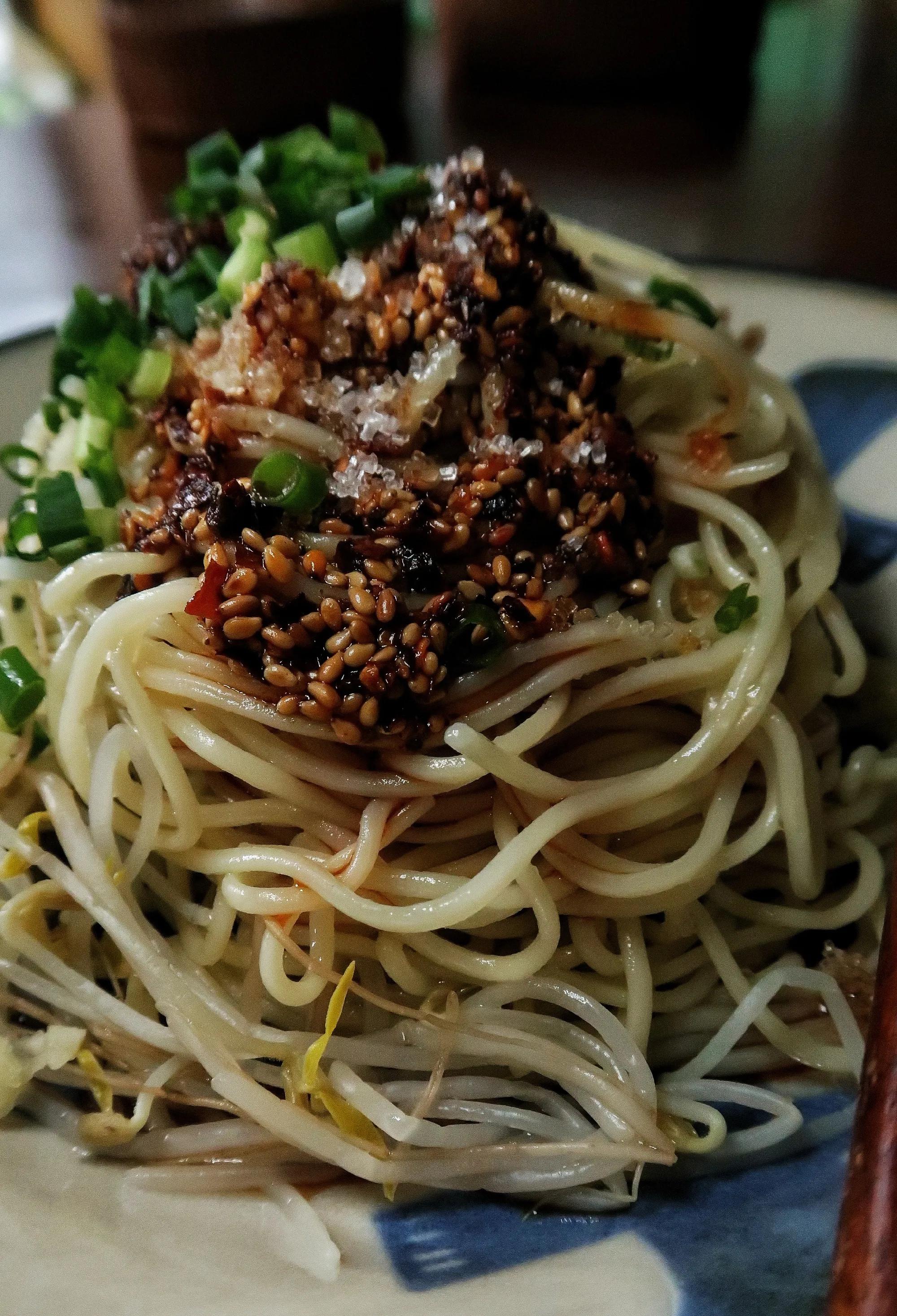 一碗正南齐北的四川凉面,必须去菜市场买这种圆碌碌的鲜鲜碱水面