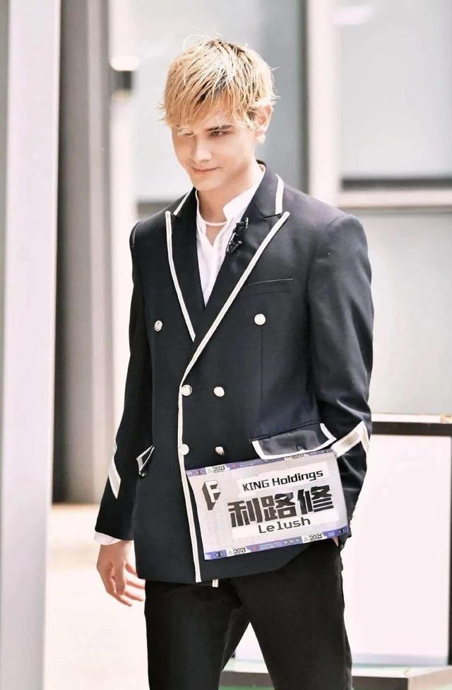 被意外拉去参加创造营,利路修一直想要退出,在节目