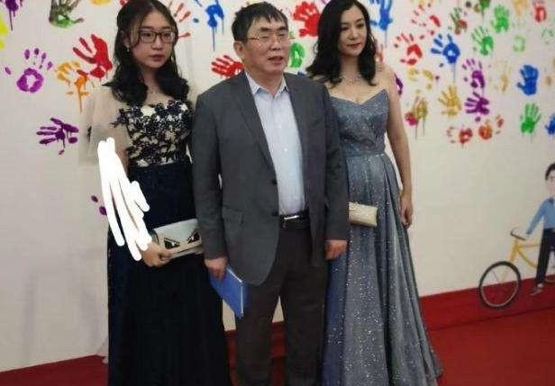 忘年恋有很多,聂卫平和妻子相互照顾,互相扶持,用时间证明了他们就是
