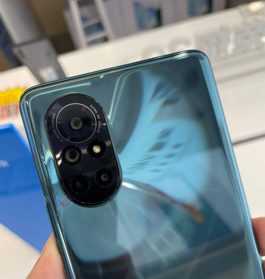 后置摄像头采用椭圆形四摄,相比上一代荣耀v40的矩行相机模组更耀眼