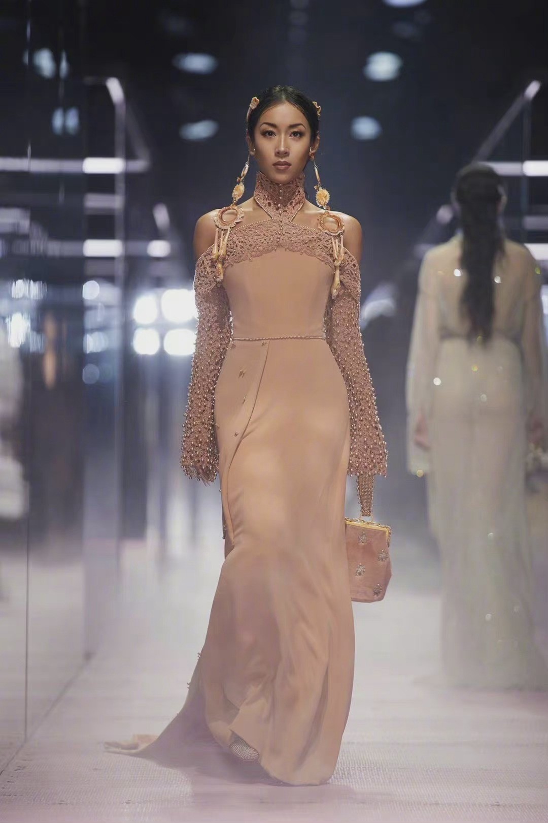 40岁张柏芝t台走秀衣服似有10斤重却被吉克隽逸抢镜