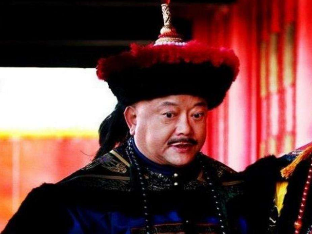 和珅有二十多件黄马褂,还是想要李卫身上的朝服,乾隆一直没敢给