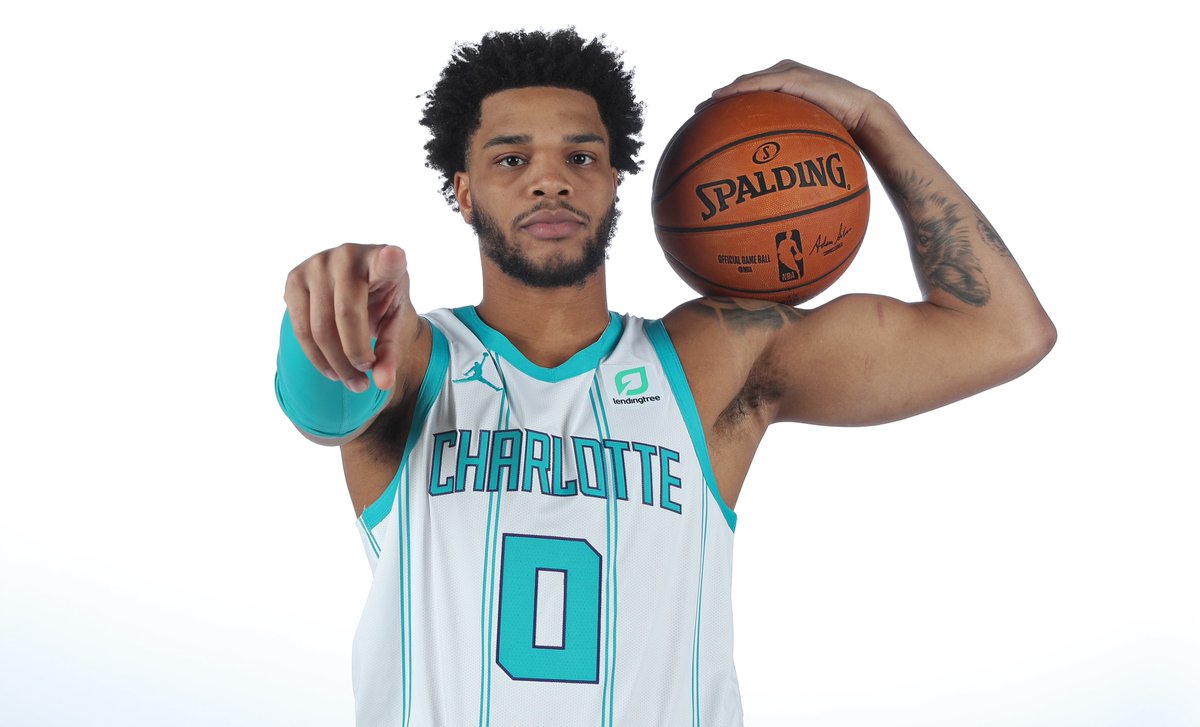 23岁生快nba官方晒图为迈尔斯布里奇斯庆生