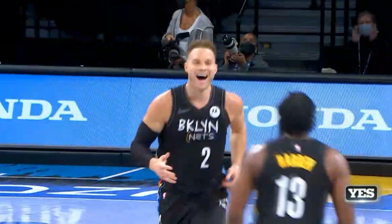 格里芬篮网首秀暴扣后咧嘴大笑与哈登击掌庆祝12分钟1帽1扣