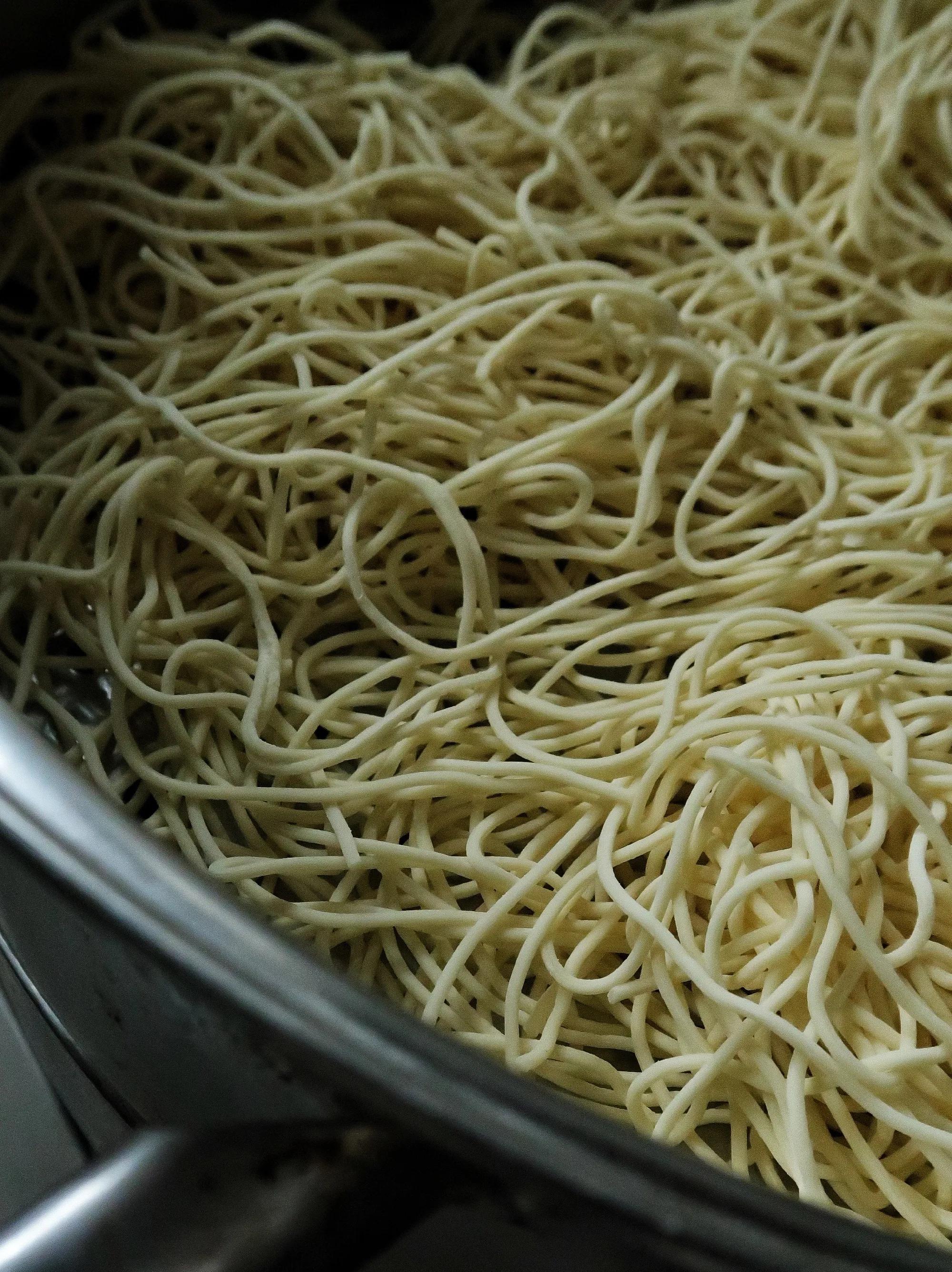 一碗正南齐北的四川凉面,必须去菜市场买这种圆碌碌的鲜鲜碱水面