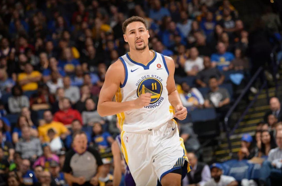 再来看看佛祖,他老爸米切尔·汤普森是78年nba选秀状元,虽然小编没有