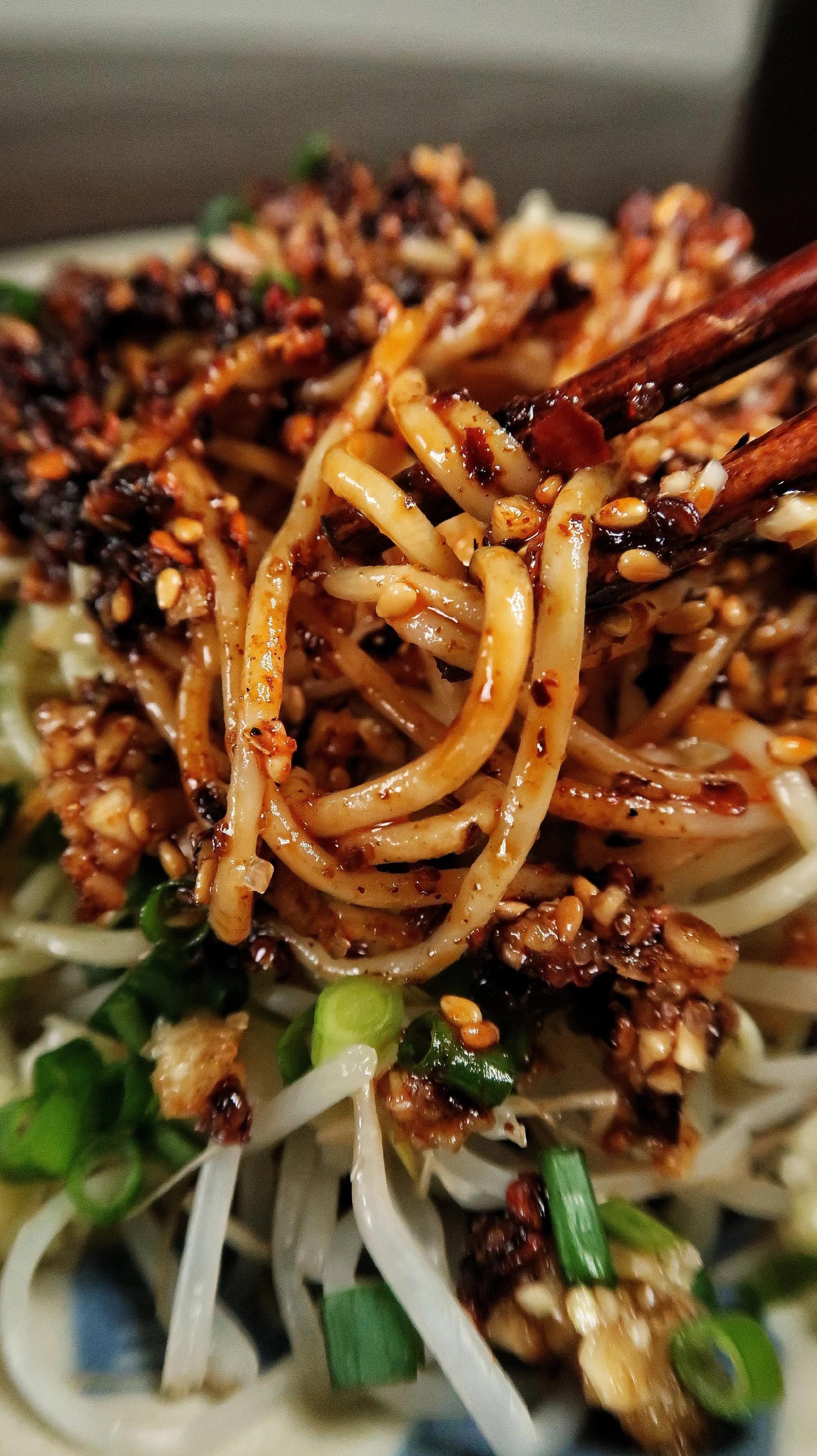 一碗正南齐北的四川凉面,必须去菜市场买这种圆碌碌的鲜鲜碱水面