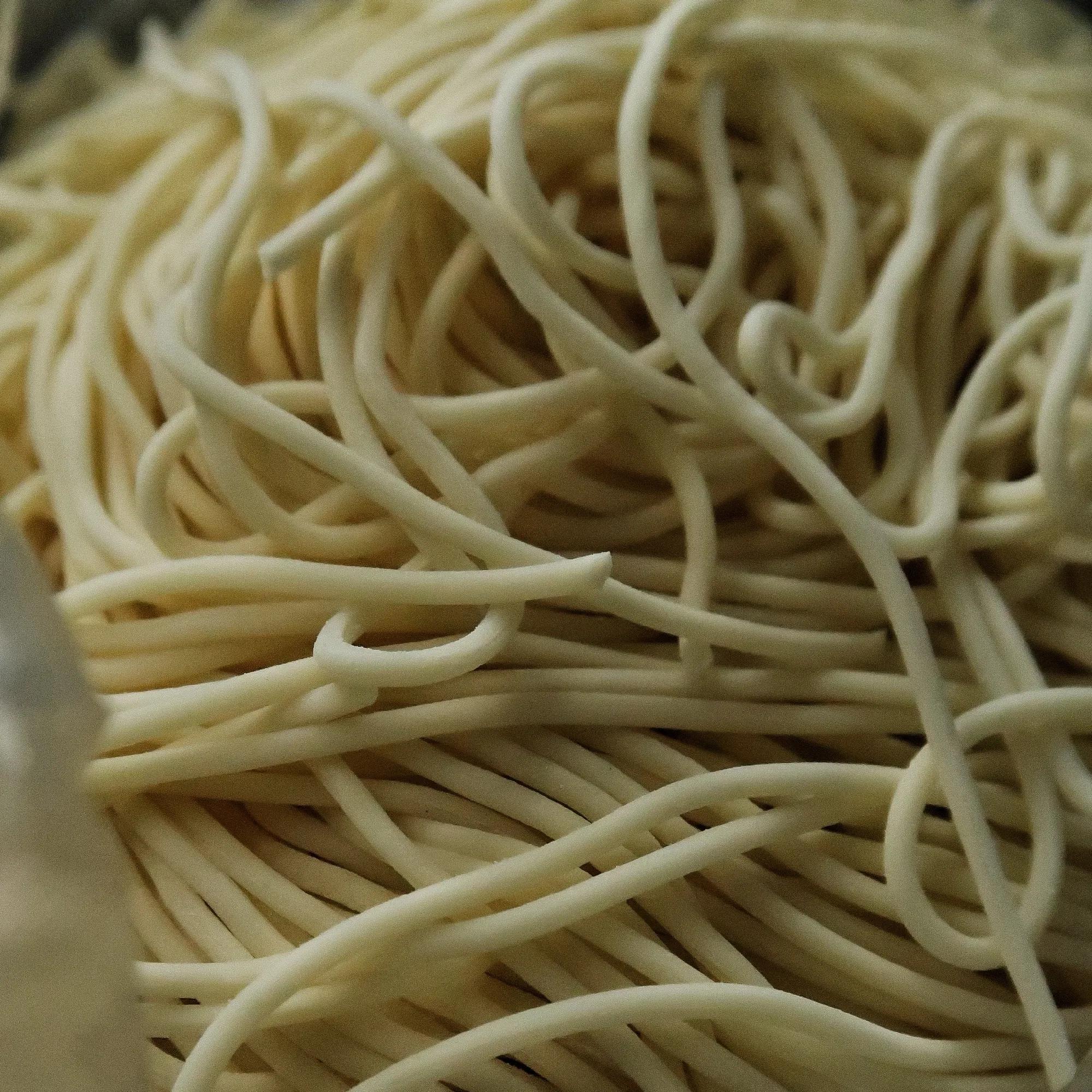 一碗正南齐北的四川凉面,必须去菜市场买这种圆碌碌的鲜鲜碱水面