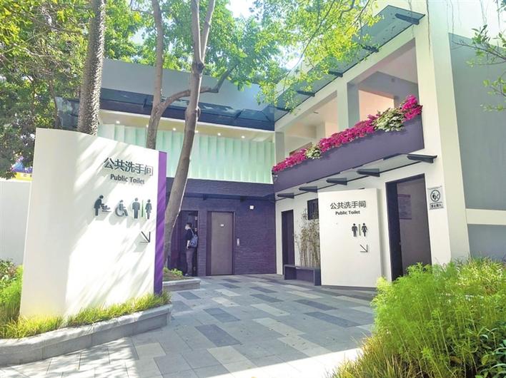改造后的钟屋荔枝公园公共洗手间(图为内景).