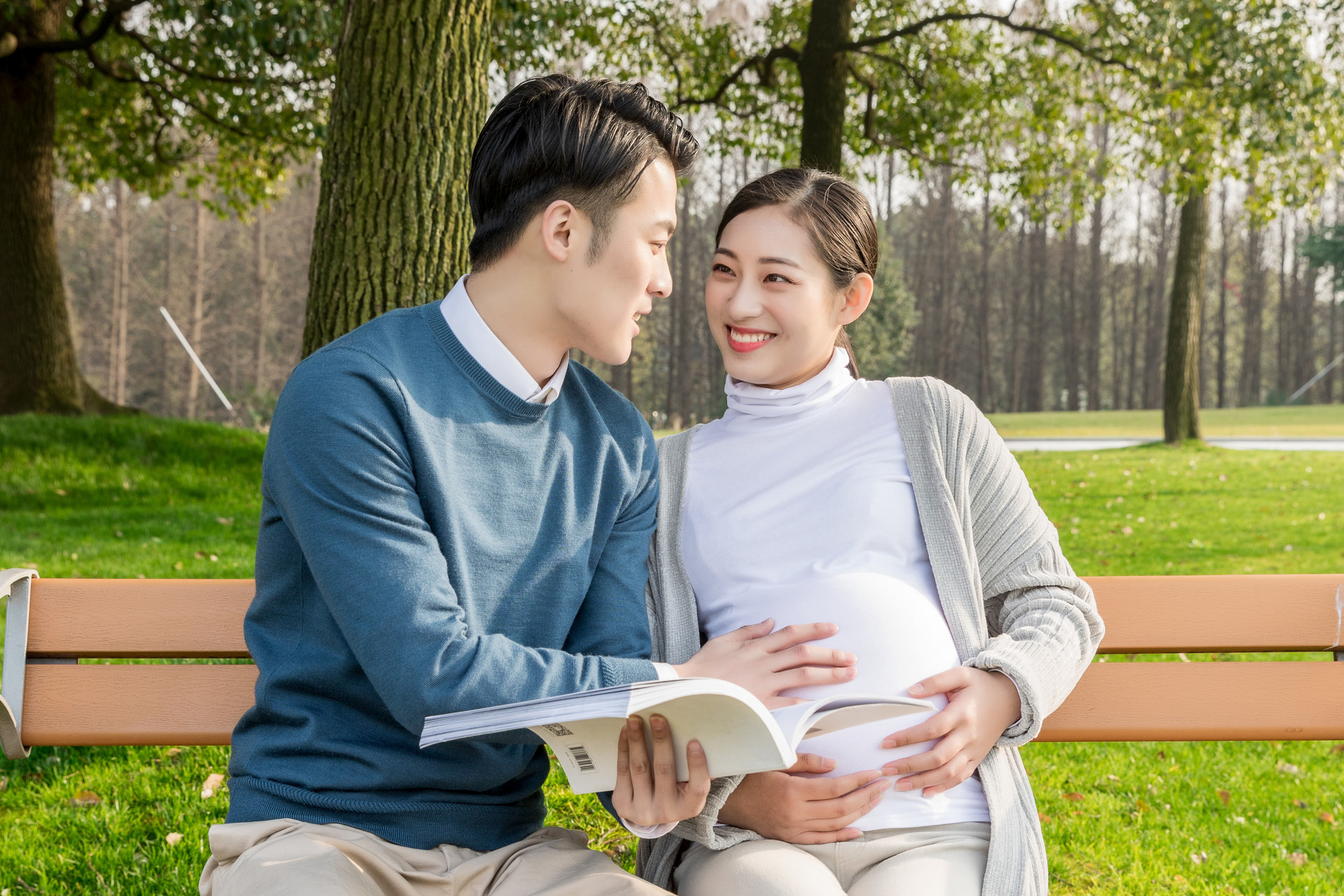 出生两天宝宝隔空亲吻爸爸孟婆汤掺水了吧爷爷和胎教有关
