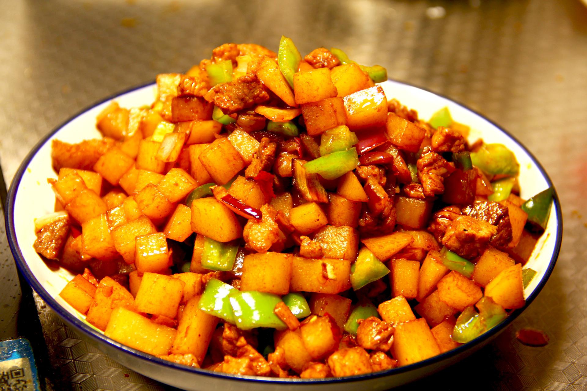 川香土豆丁为啥成了很多家庭餐桌的新贵?试着炒一次,连吃两碗饭