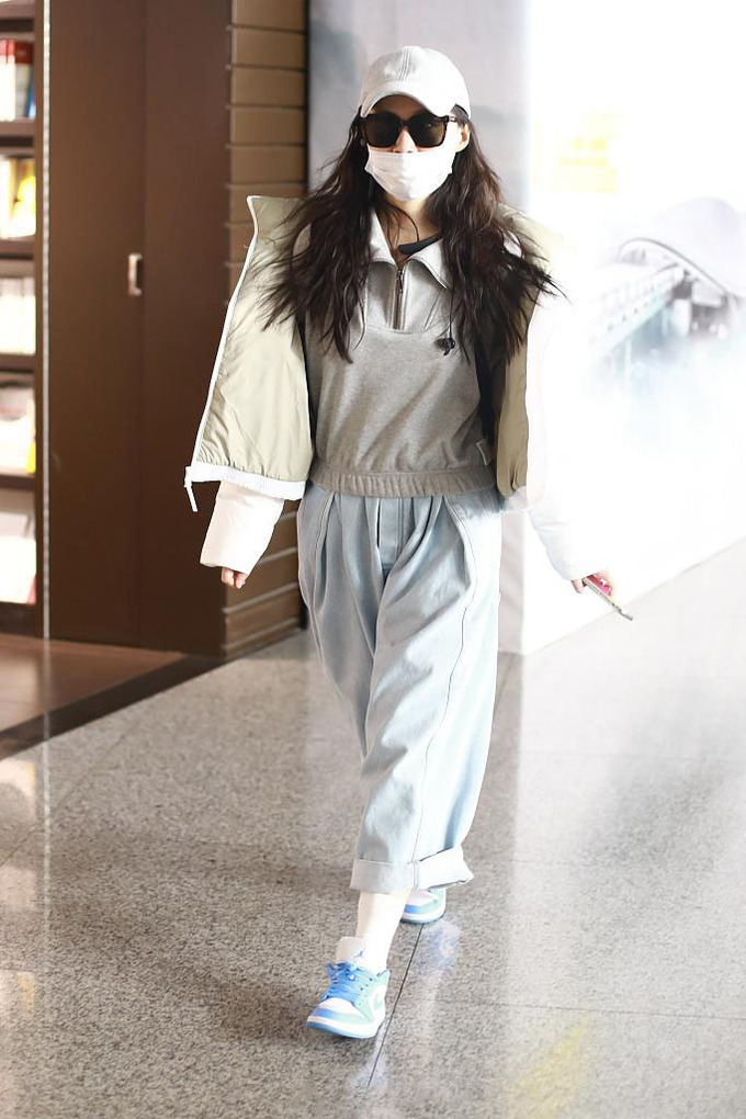 金靖私下穿衣真随性,超短棉服配肥大牛仔裤,裤腿穿得还不一样长