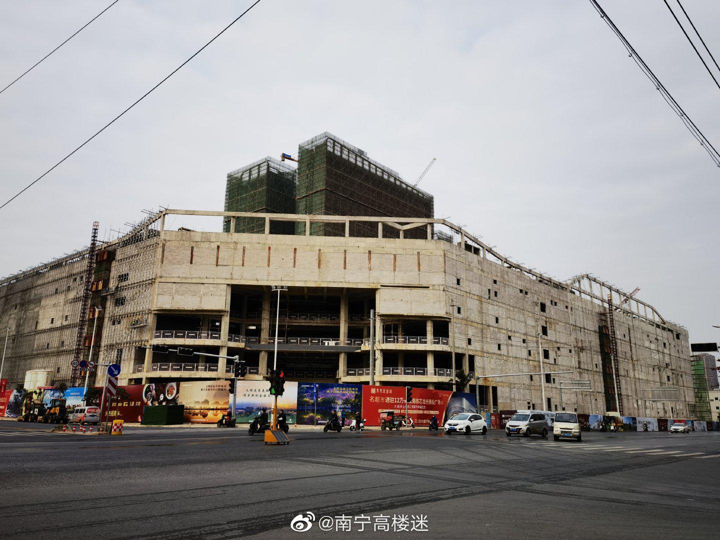 南宁城建# 江南龙光商业广场项目进度,目前开始进行外立面装修.