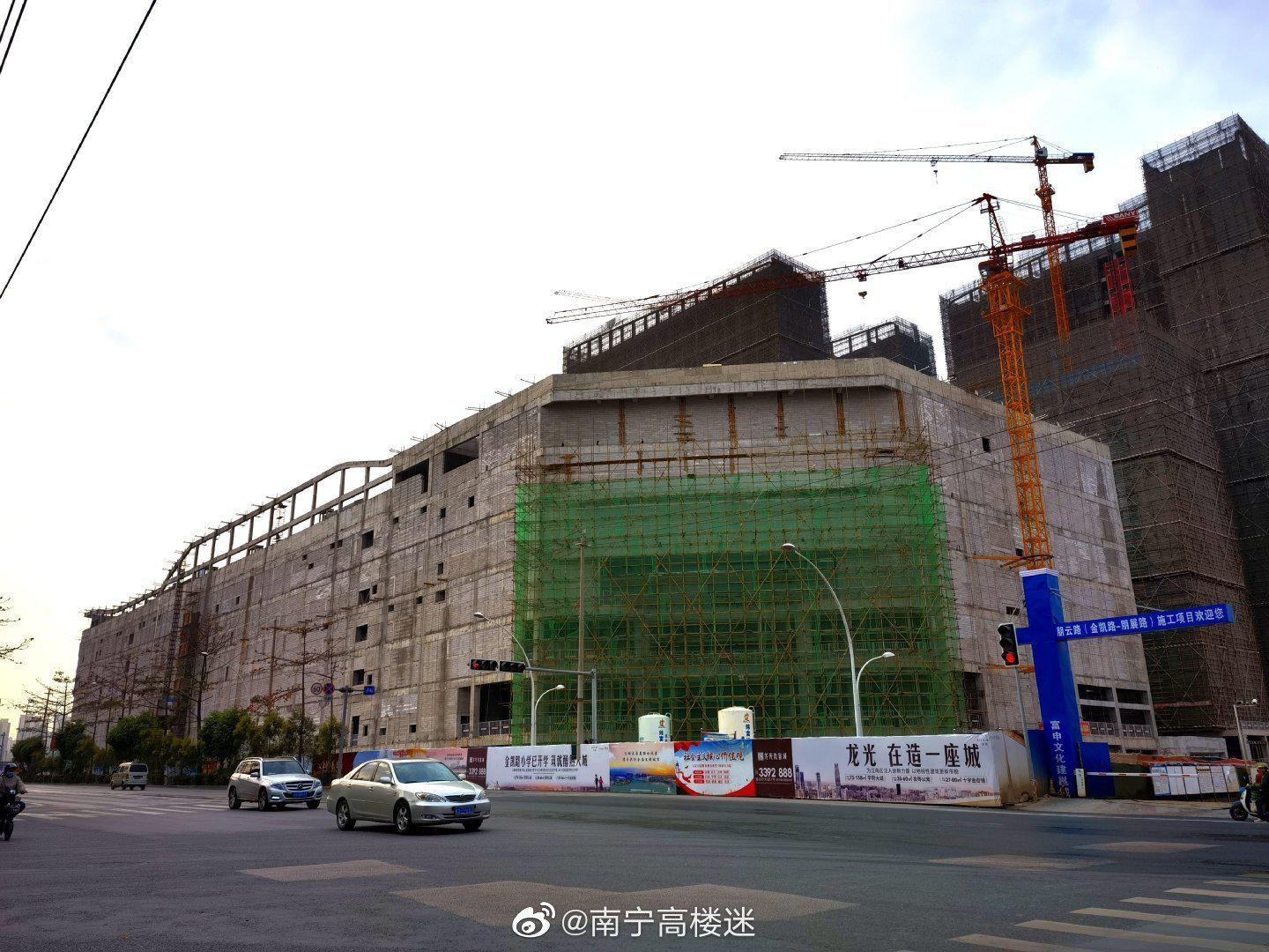 江南龙光商业广场项目进度,目前开始进行外立面装修